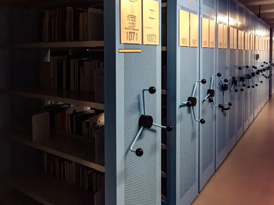 Rollregale mit Aktenordnern in einem Archiv