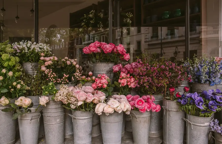 Blumenladen mit Eimern voller Schnittblumen vor dem Schaufenster